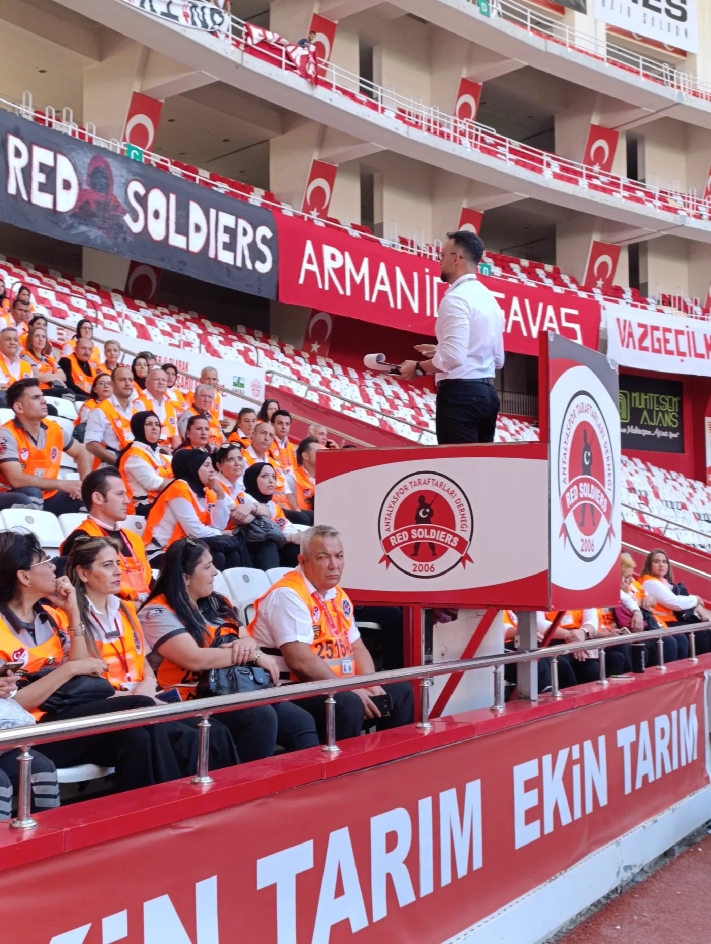 Stadyum güvenliği saha yönlendirme ve görev briefing çalışması